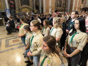 Felsorakozva a kis csapat a templomban